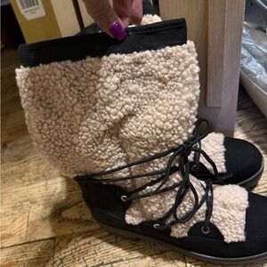 Source Unknown Women's Sherpa Lace-Up Boots in Cream and Black